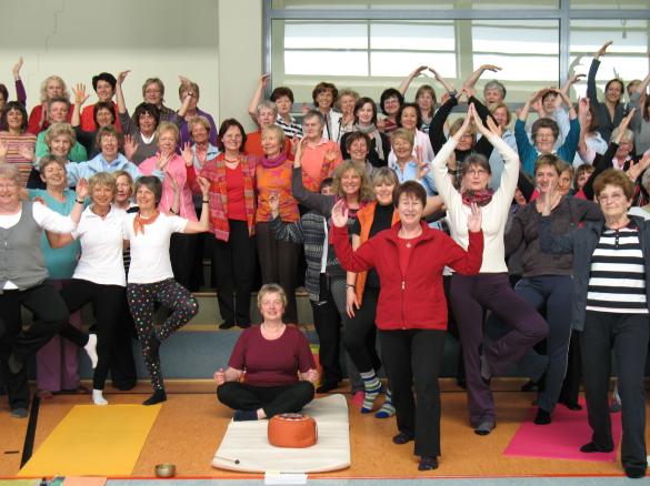 Gruppenfoto Jubiläumsfeier 20 Jahre Yoga mit Margot und Marianne